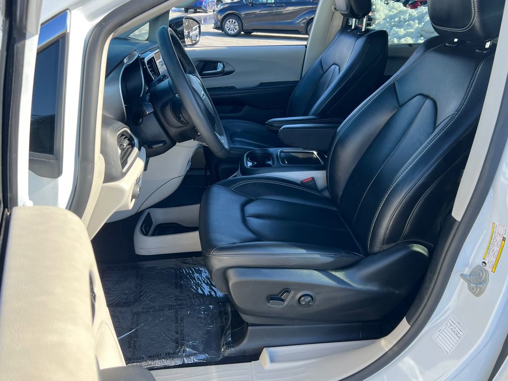Used 2024 Chrysler Pacifica Touring-L image 30