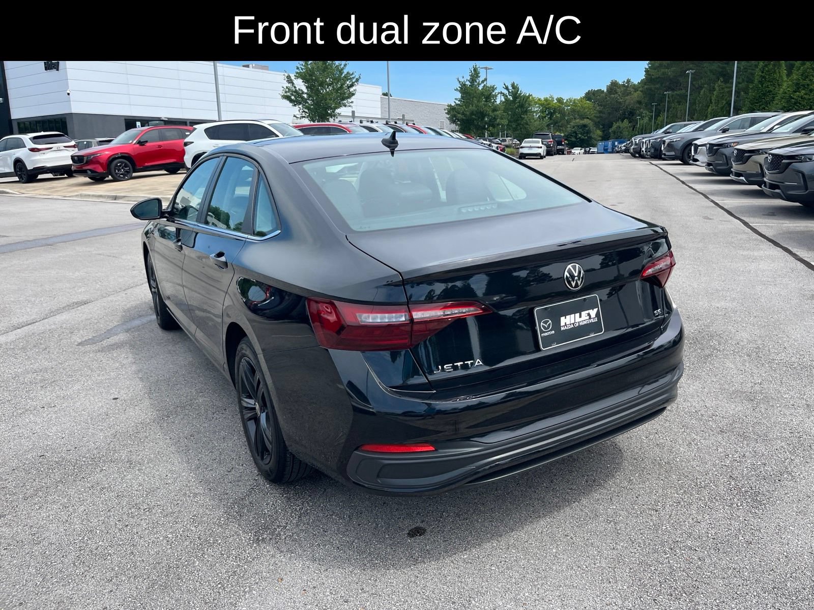 Used 2023 Volkswagen Jetta SE w/ Panoramic Sunroof Package FWD image 5