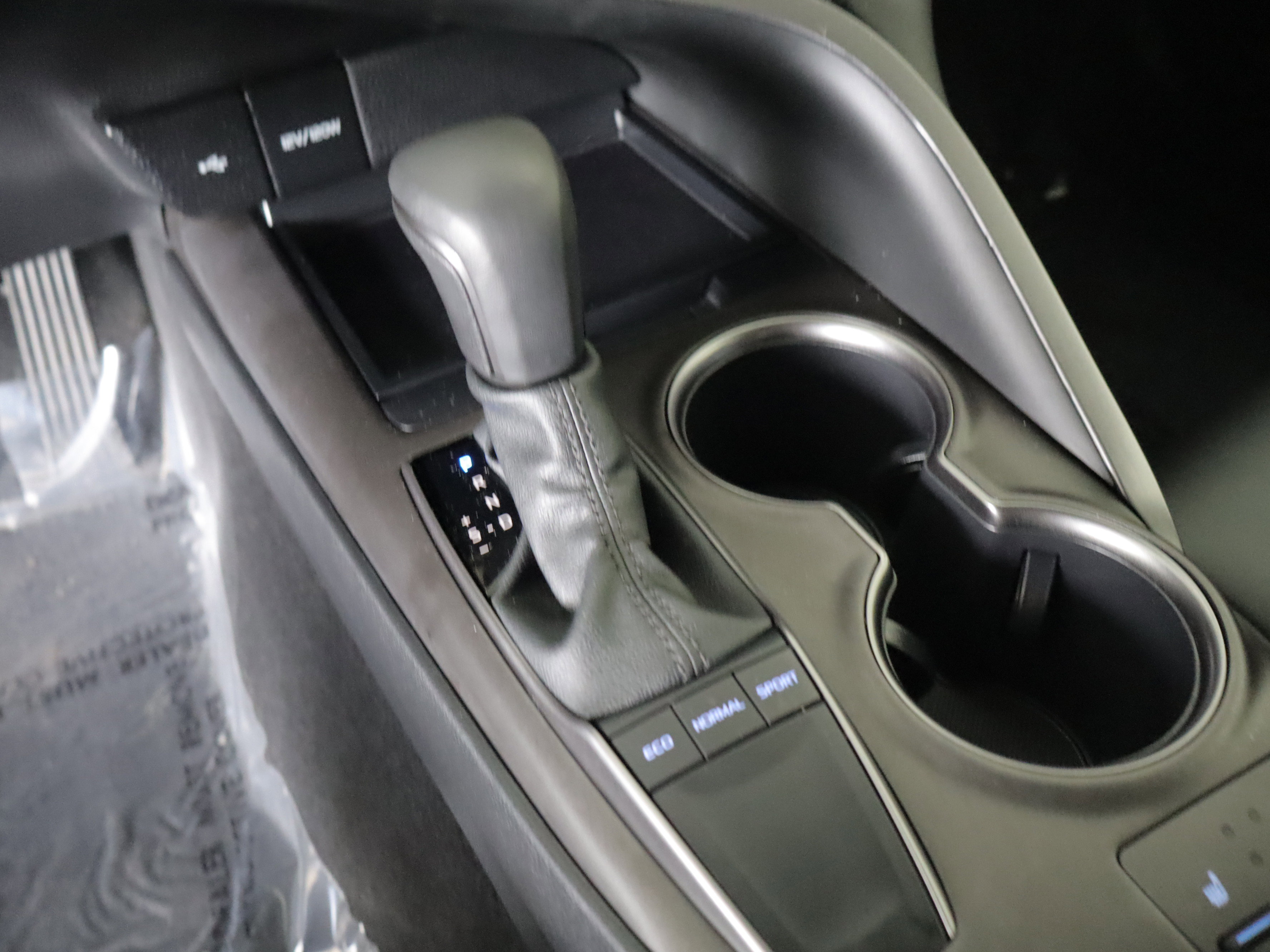 Used 2024 Toyota Camry SE w/ Cold Weather Package FWD image 17