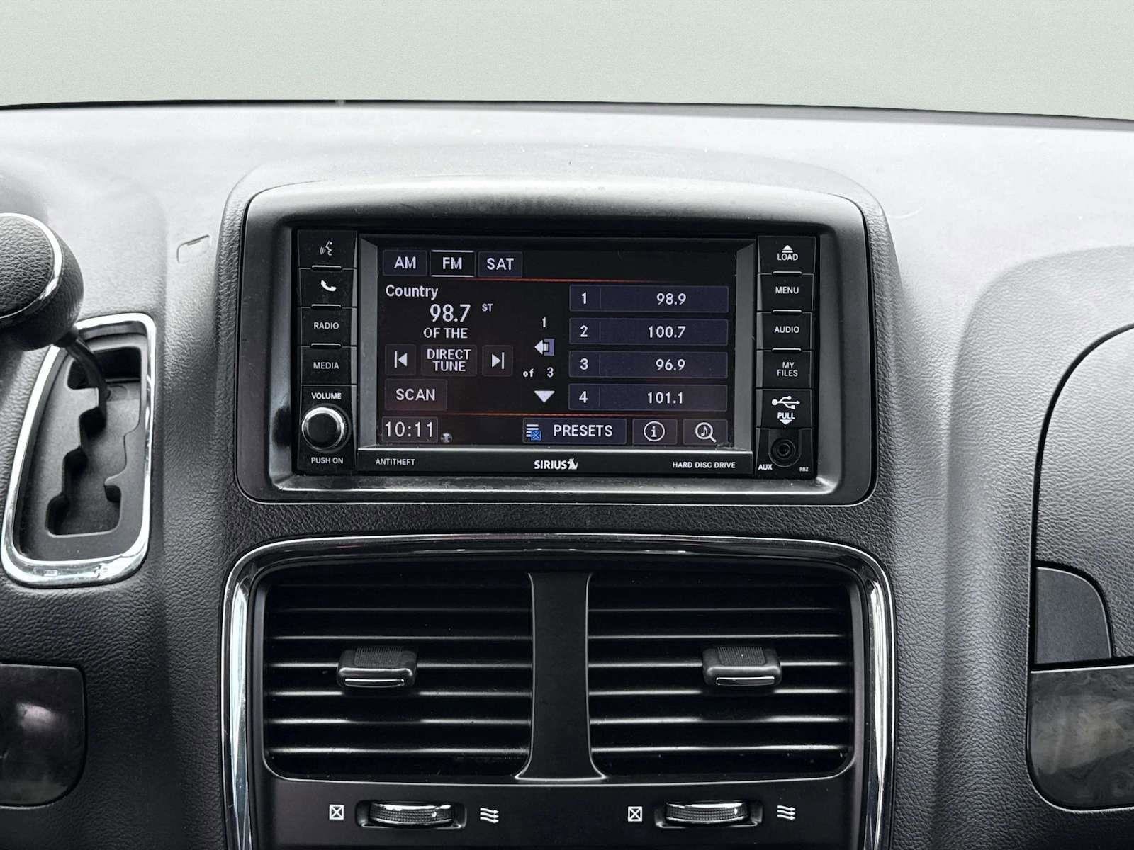 Used 2019 Dodge Grand Caravan SE w/ UConnect Hands-Free Group image 17