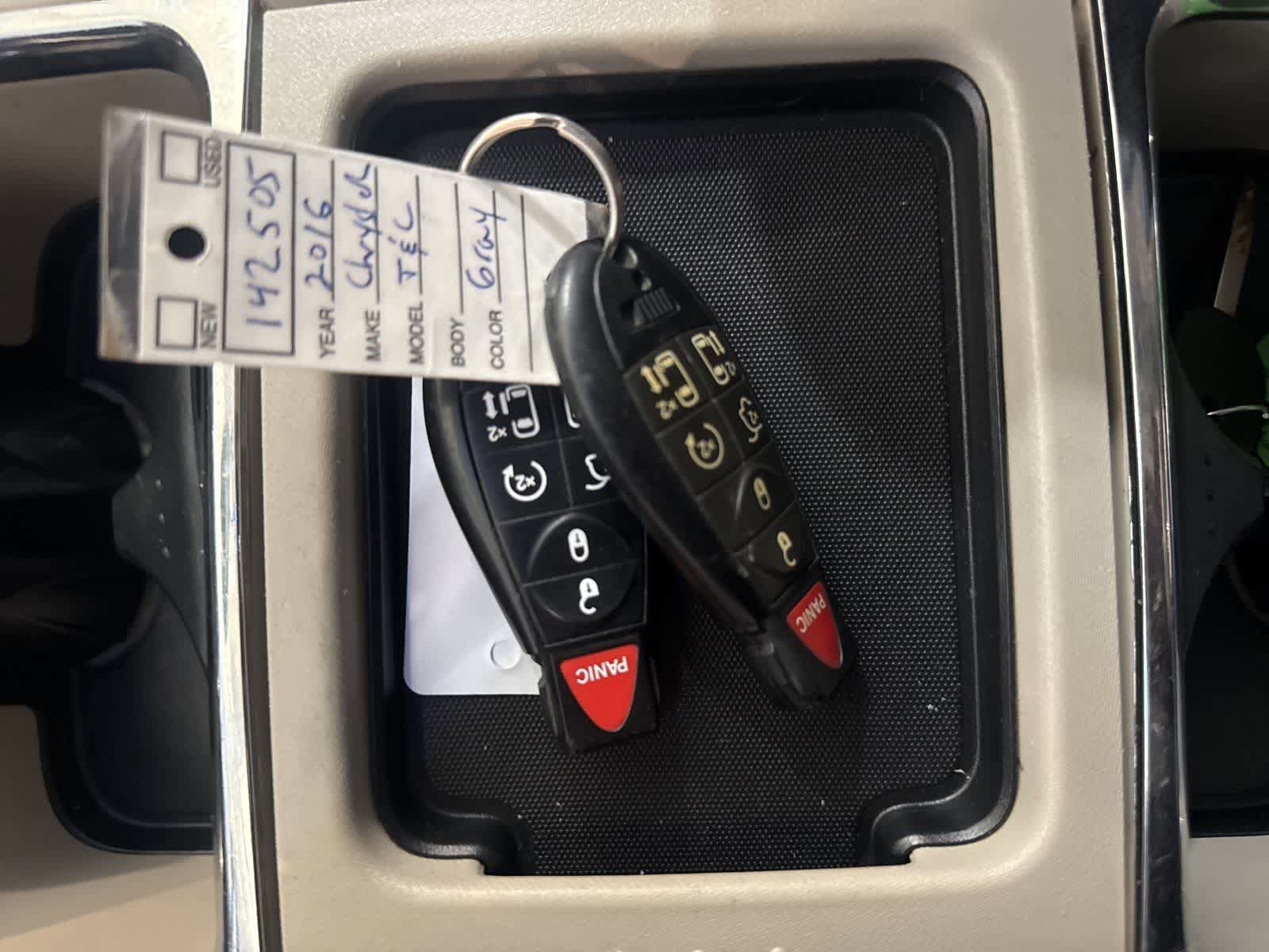 Used 2016 Chrysler Town & Country Touring w/ Driver Convenience Group FWD image 19