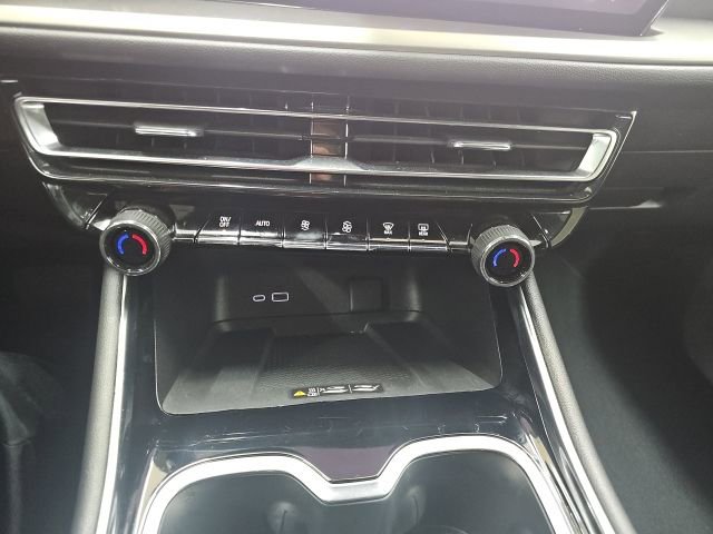 Used 2025 Chevrolet Traverse LT image 25
