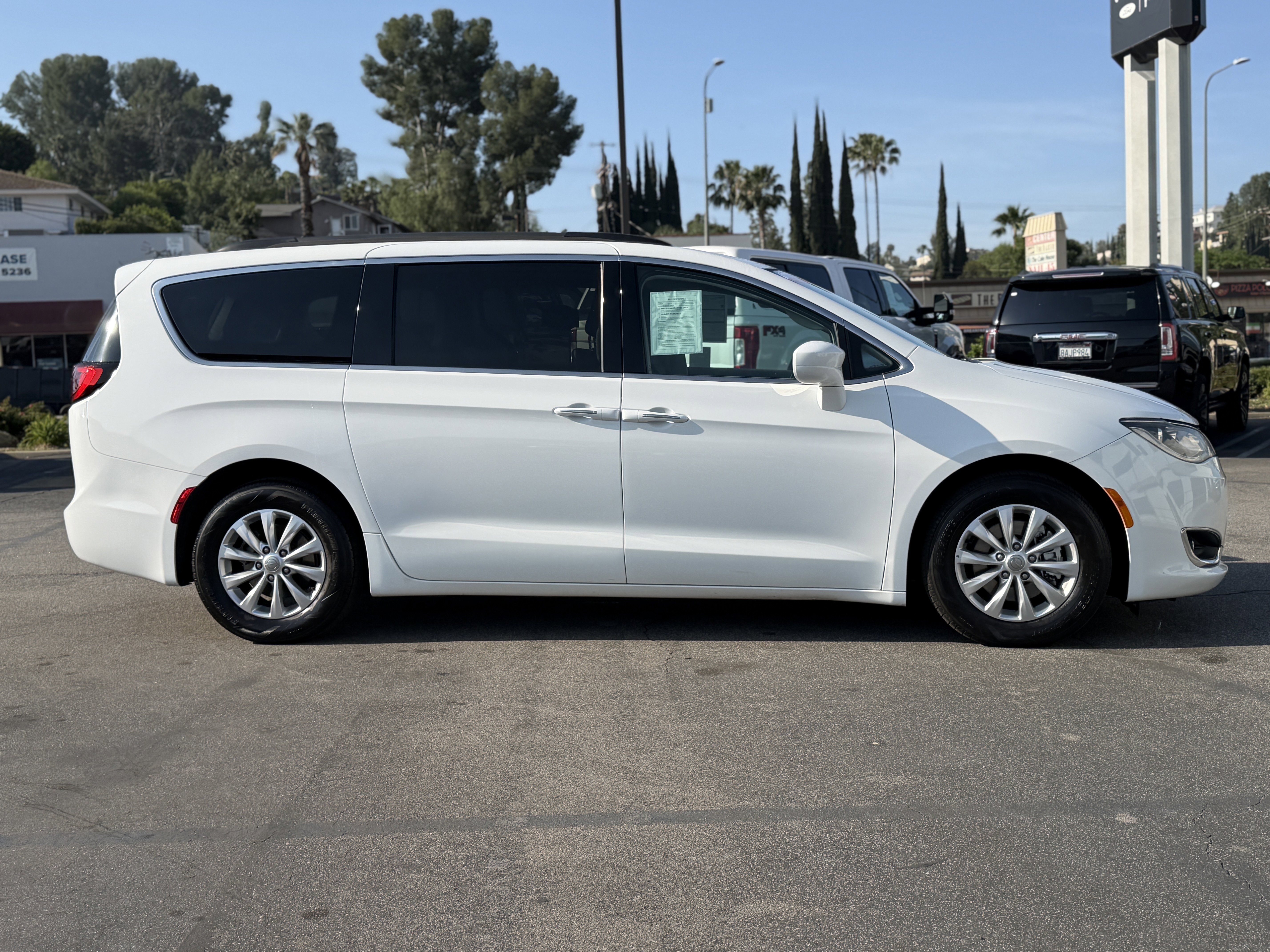 Used 2017 Chrysler Pacifica Touring-L image 8