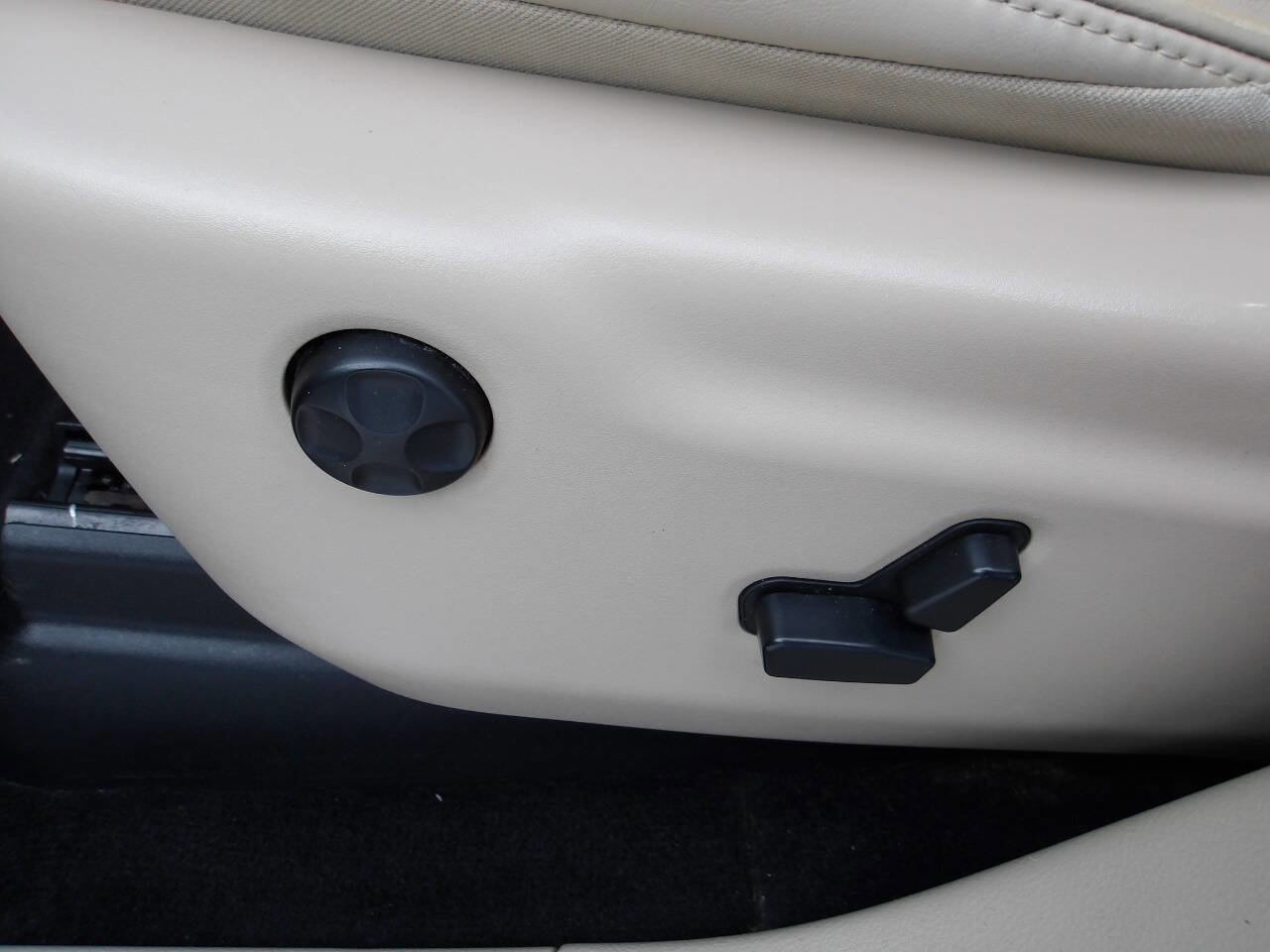 Used 2014 Jeep Grand Cherokee Limited w/ Luxury Group II image 19