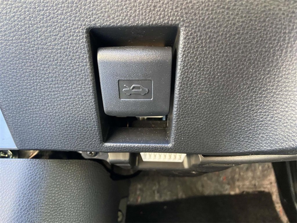 Used 2025 Toyota Corolla LE image 29