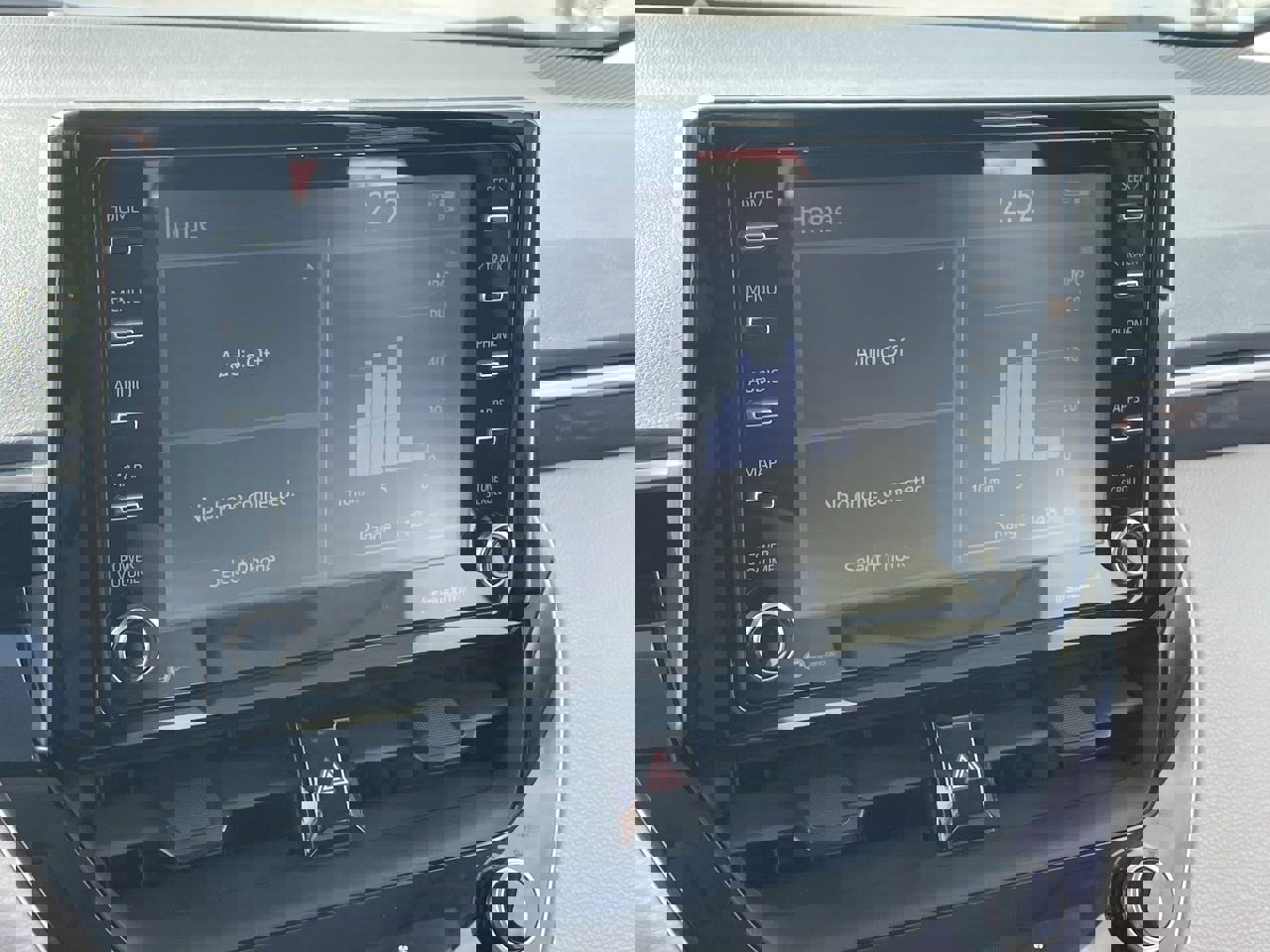 Used 2021 Toyota Corolla LE image 5