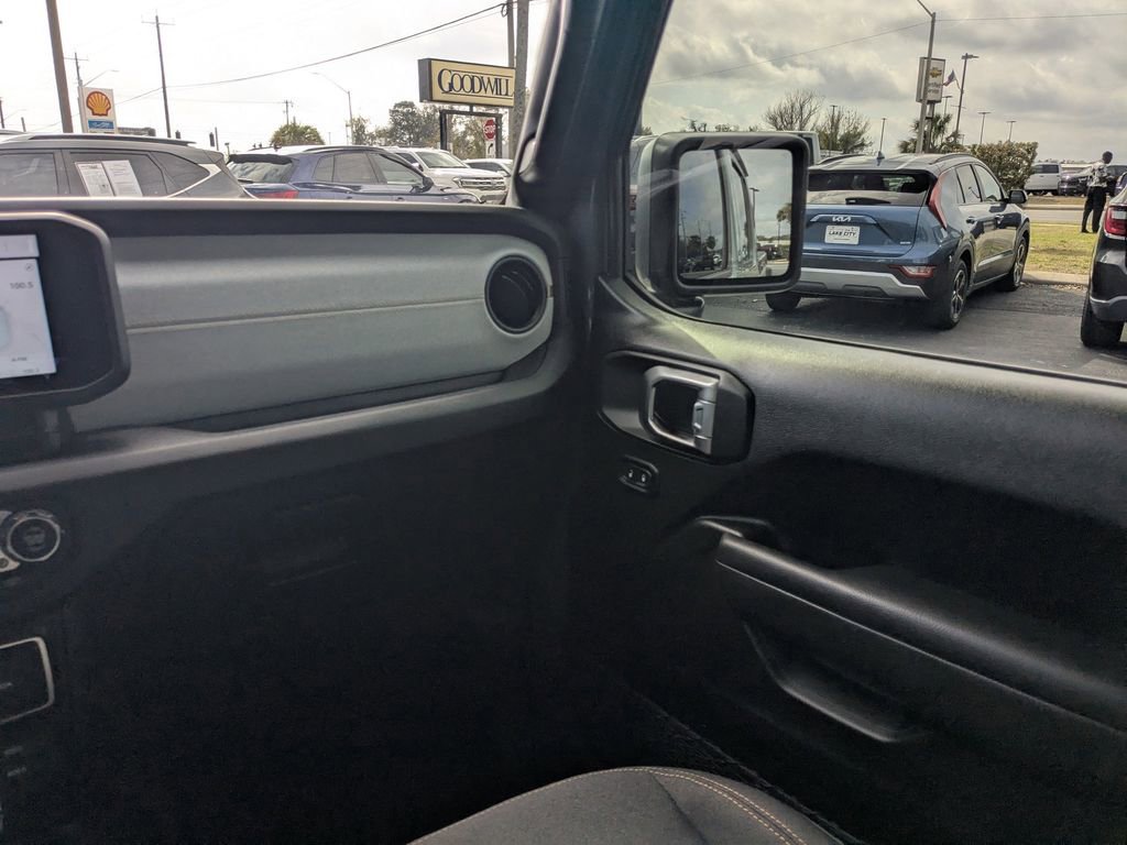 Used 2025 Jeep Gladiator Sport image 16