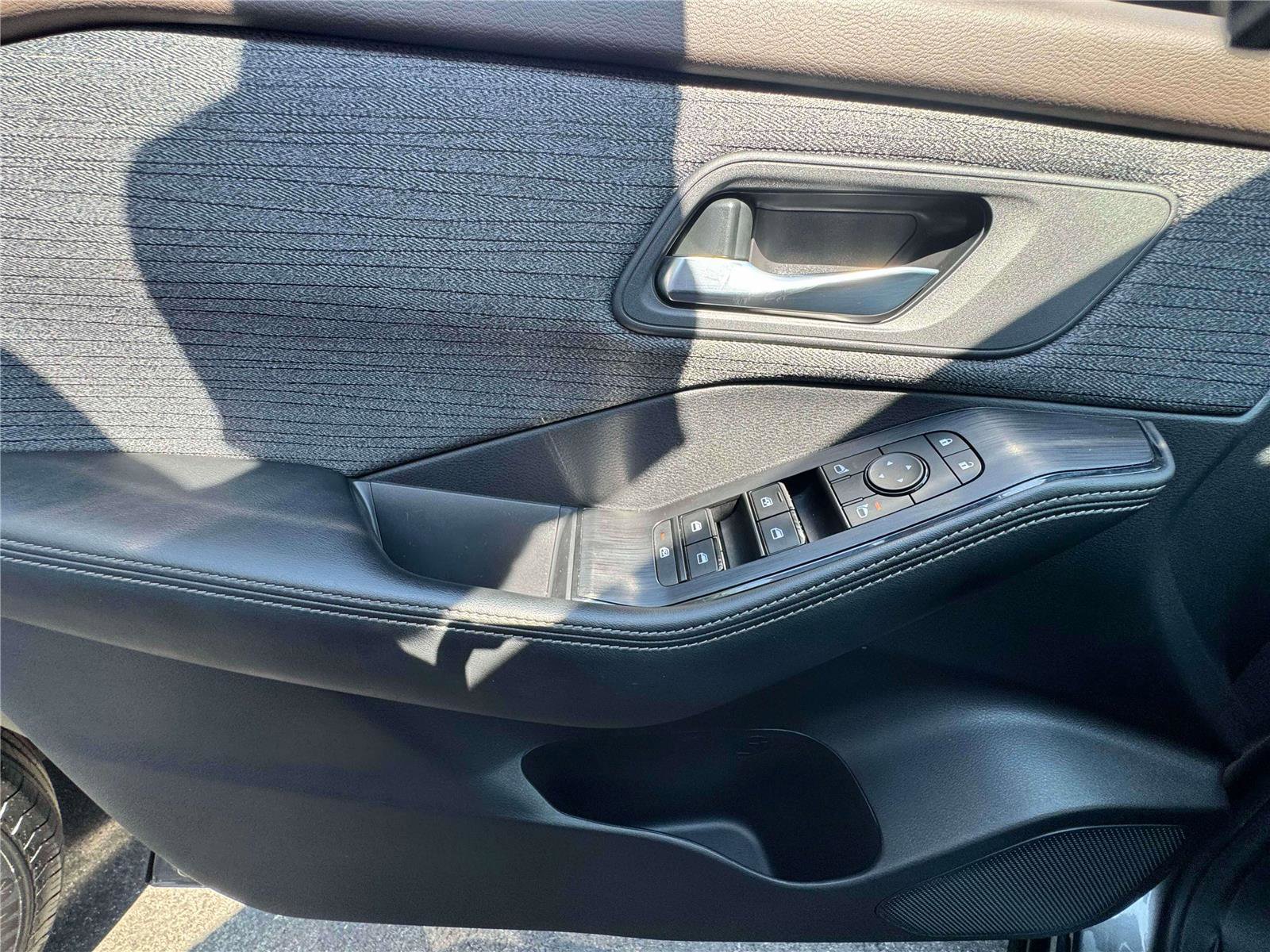 Used 2023 Nissan Rogue SV image 21