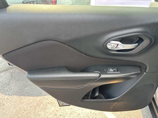 Used 2014 Jeep Cherokee Latitude w/ Cold Weather Group AWD/4WD image 11