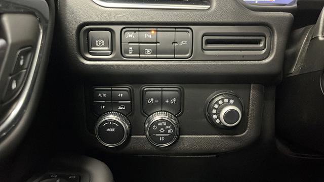 Used 2022 GMC Yukon XL SLT w/ SLT Premium Package AWD/4WD image 36