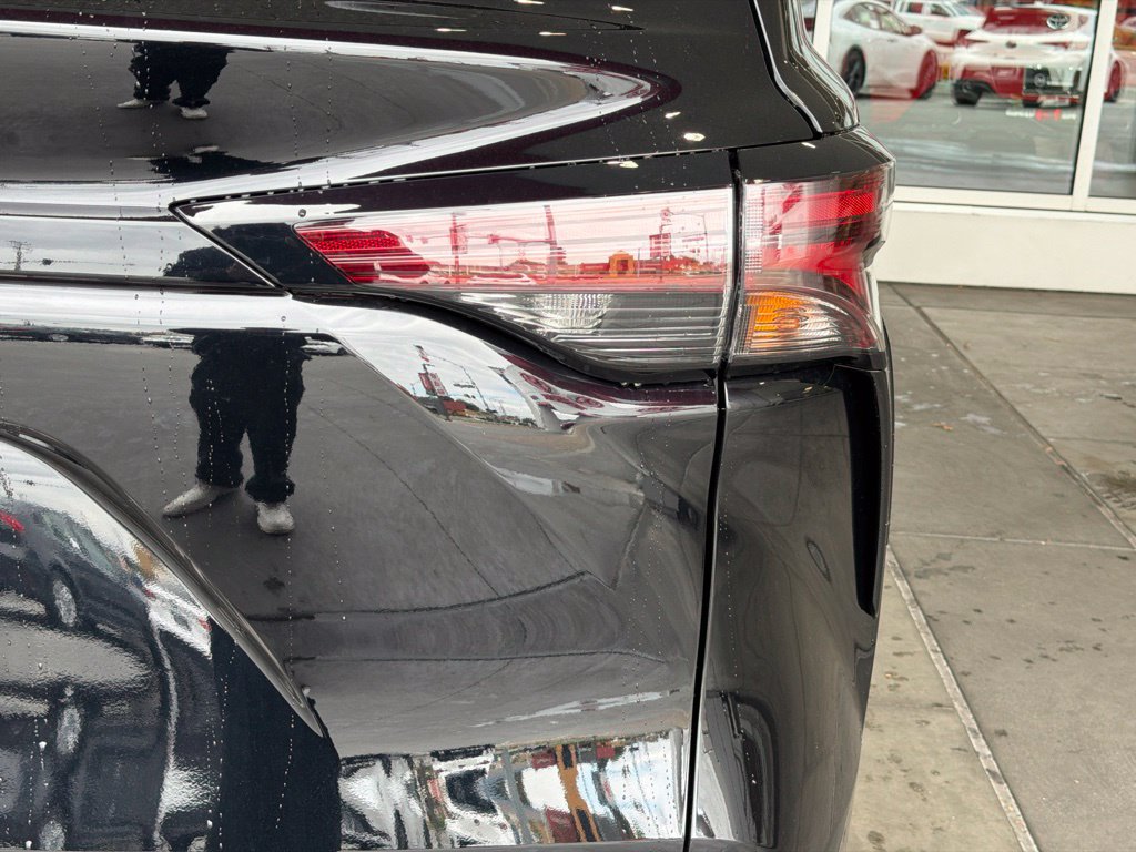 New 2026 Toyota Sienna LE FWD image 12