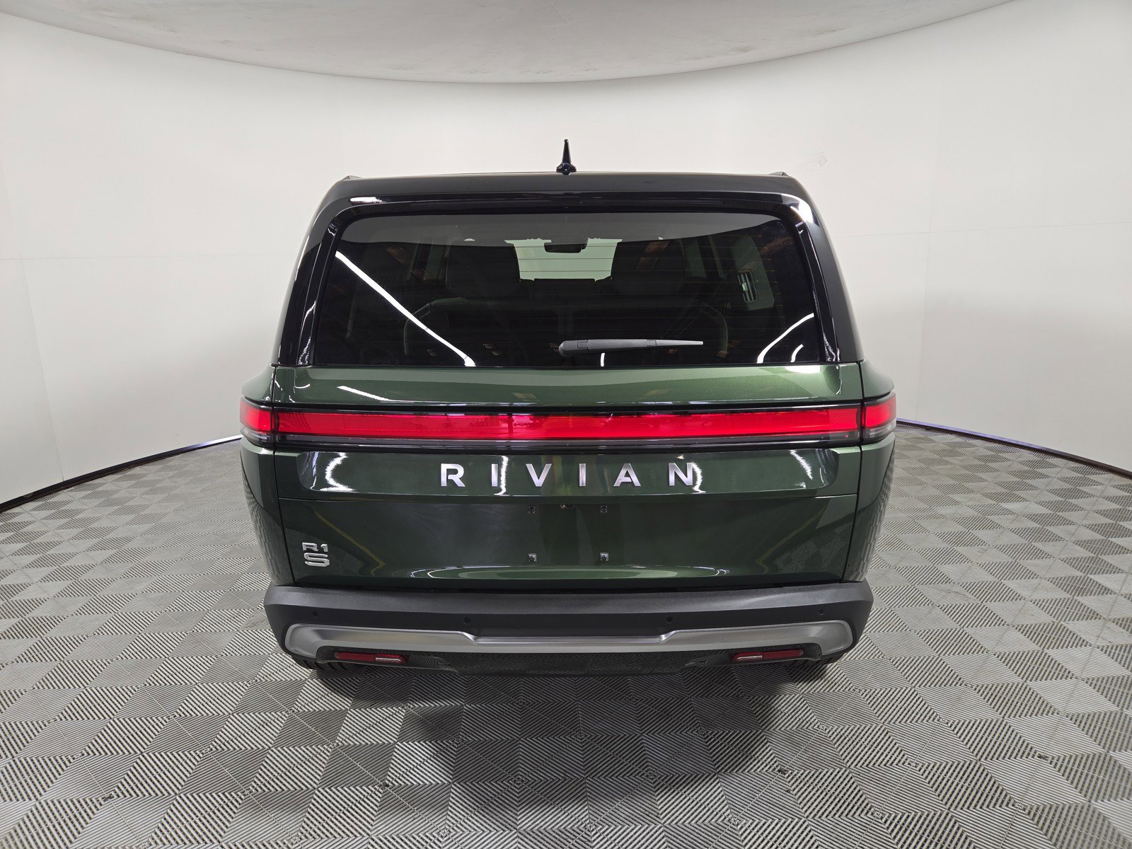 Used 2024 Rivian R1S Adventure AWD/4WD image 4