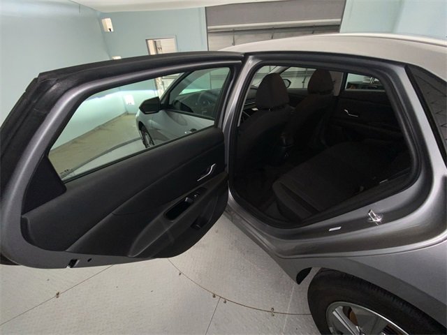 Certified 2025 Hyundai Elantra SE w/ Cargo Package image 21