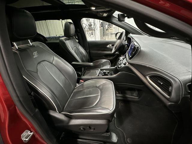 Used 2025 Chrysler Pacifica Limited image 31