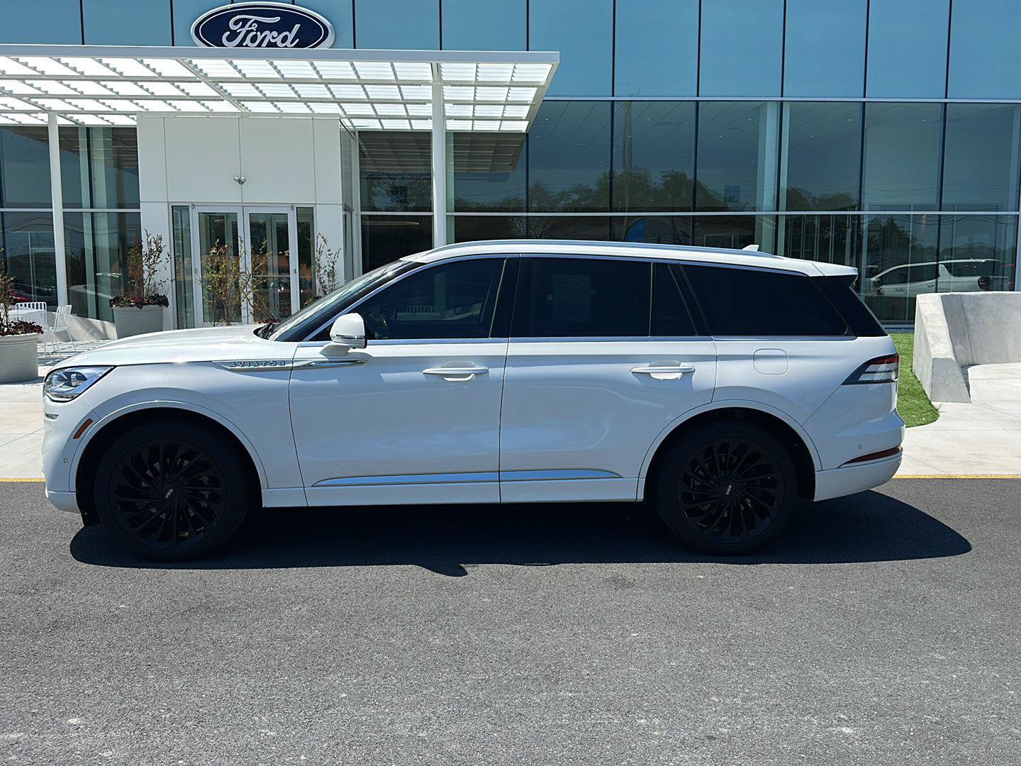 Used 2022 Lincoln Aviator Reserve w/ Equipment Group 201A AWD/4WD image 8