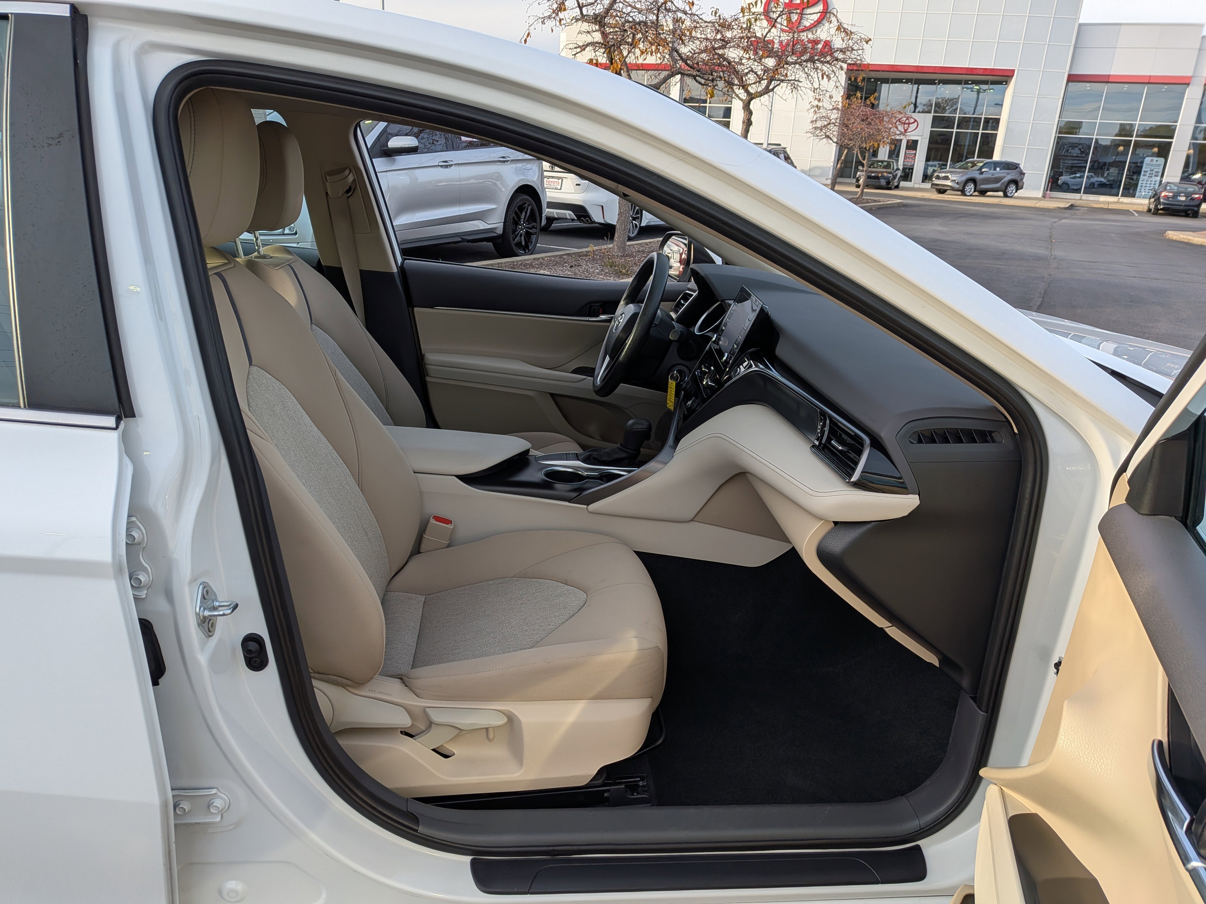 Used 2022 Toyota Camry LE image 21