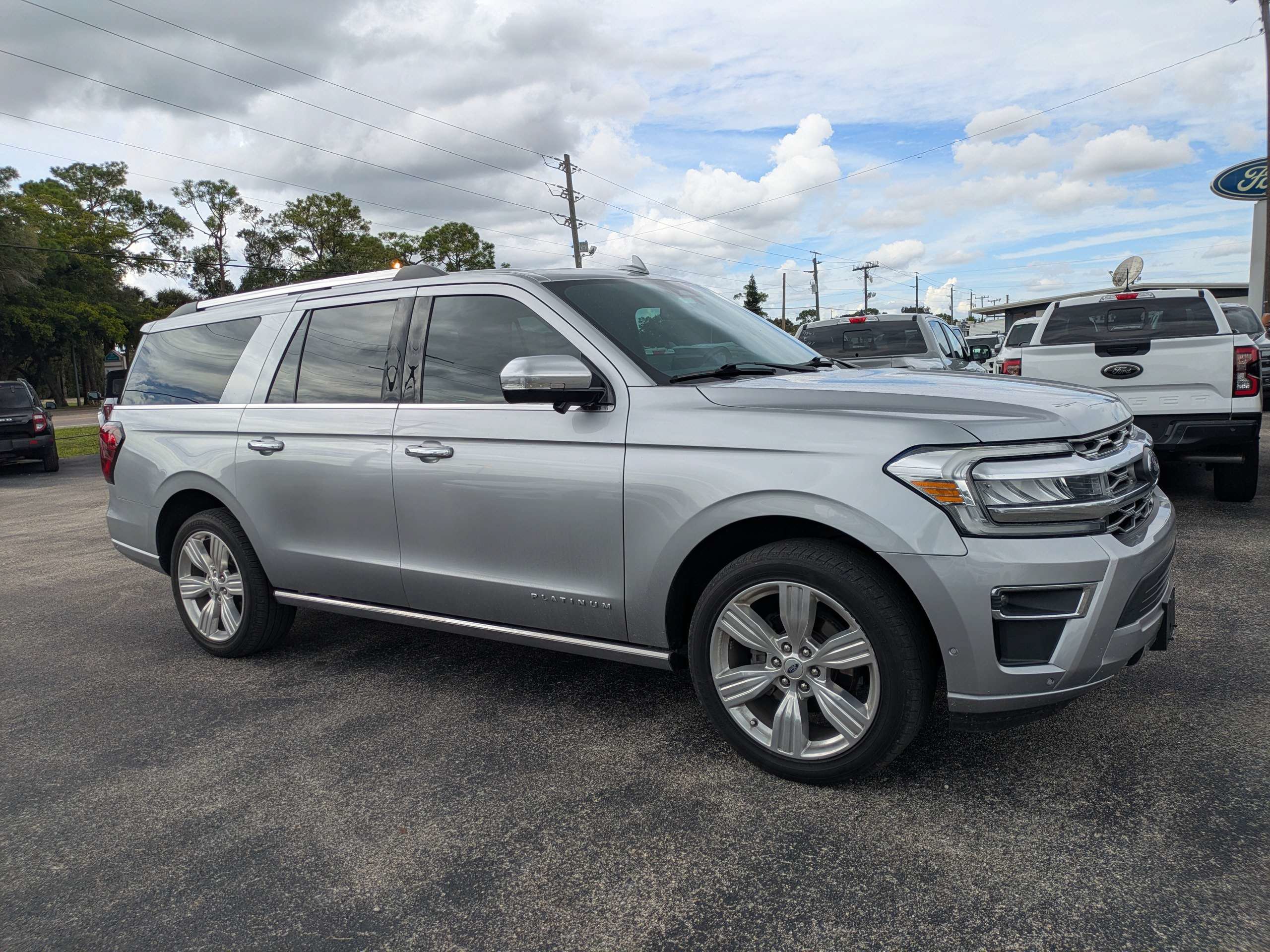 Used 2024 Ford Expedition Max Platinum AWD/4WD image 2