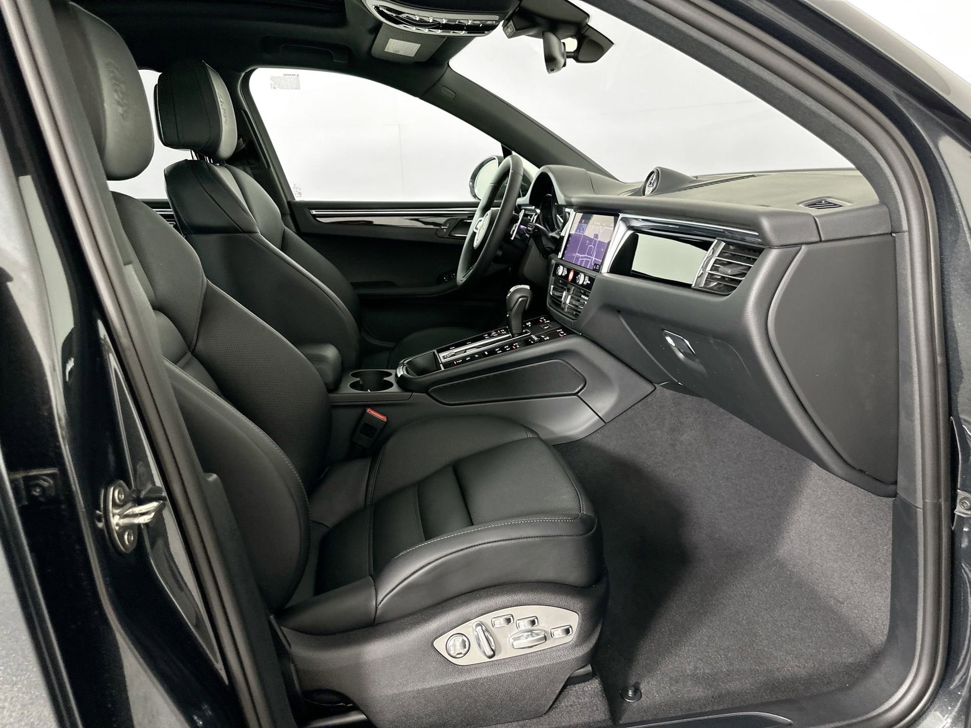 Certified 2025 Porsche Macan image 28