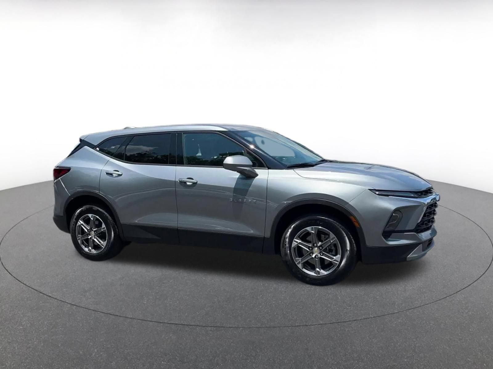 Used 2026 Chevrolet Blazer LT FWD image 2