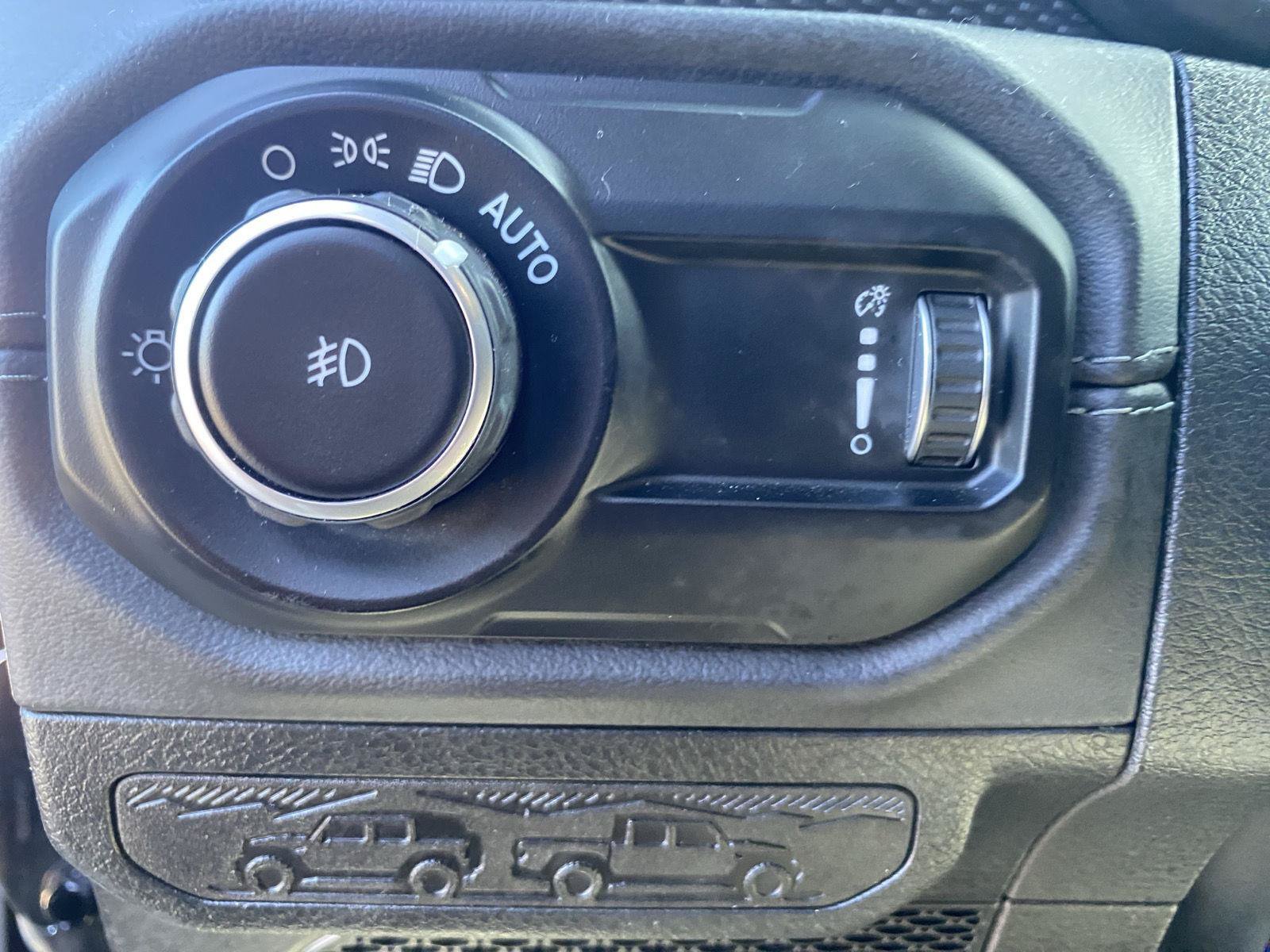 Used 2025 Jeep Wrangler Unlimited Rubicon w/ Convenience Group AWD/4WD image 14