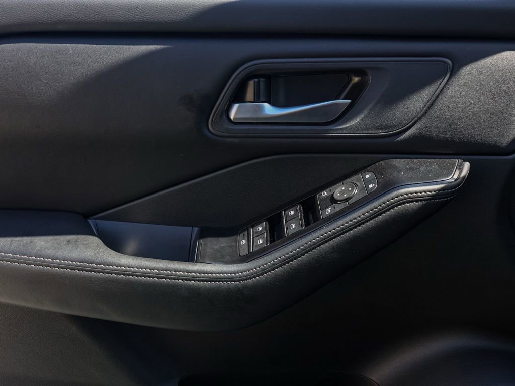 Used 2025 Nissan Rogue SV image 24