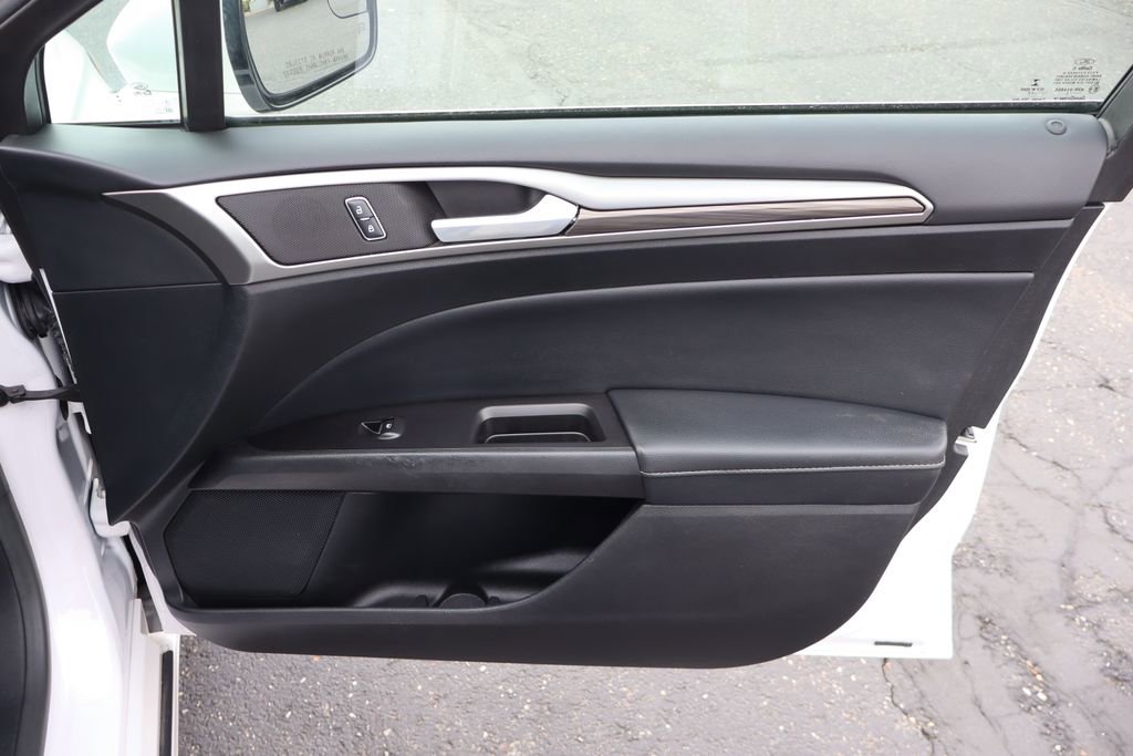 Used 2017 Ford Fusion SE w/ Fusion SE Technology Package image 24