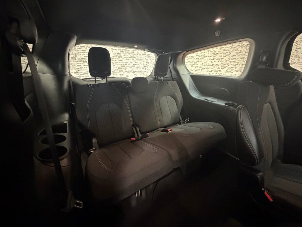 Used 2022 Chrysler Pacifica Touring image 11