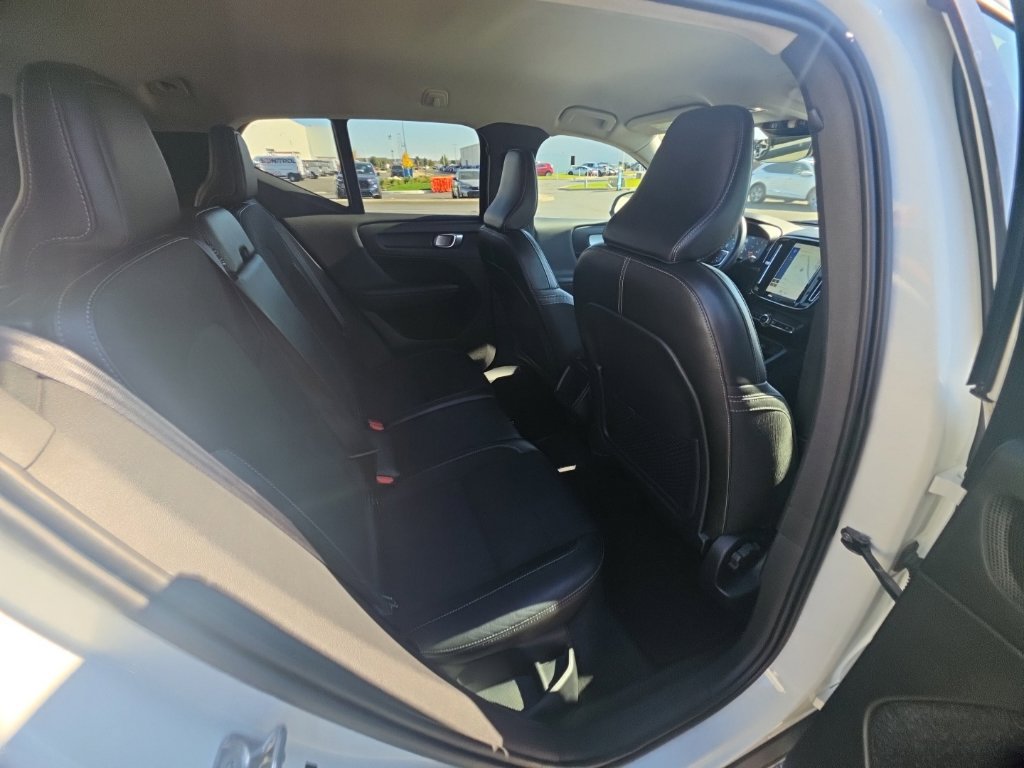 Used 2020 Volvo XC40 T4 Momentum FWD image 35