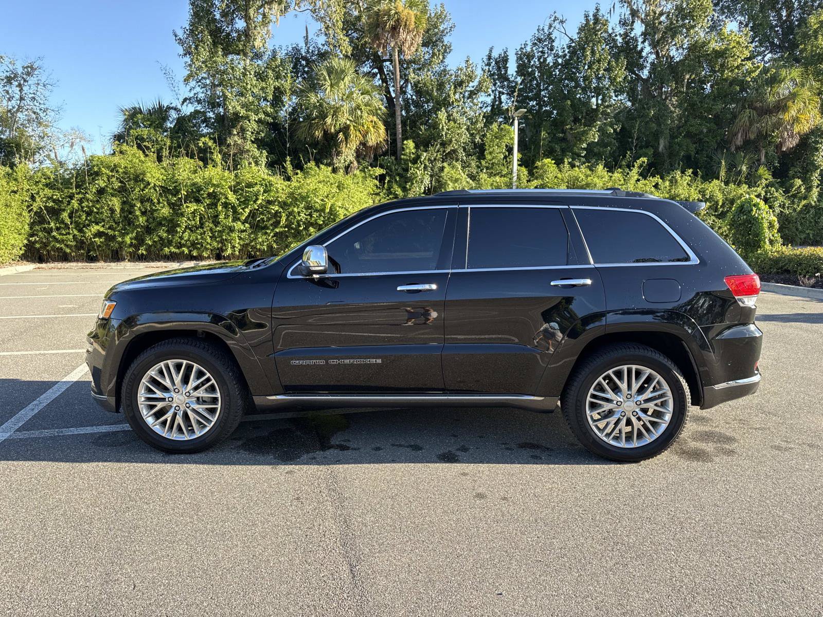 Used 2017 Jeep Grand Cherokee Summit AWD/4WD image 6
