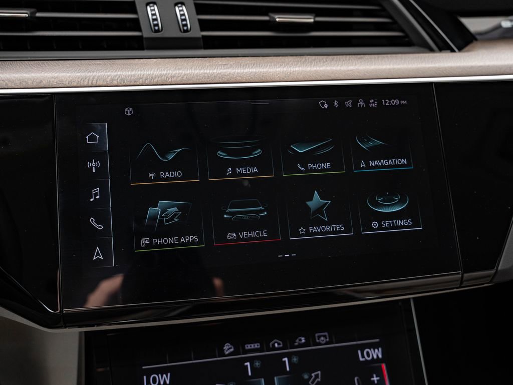 Used 2022 Audi e-tron Premium Plus w/ Premium Plus Package image 33