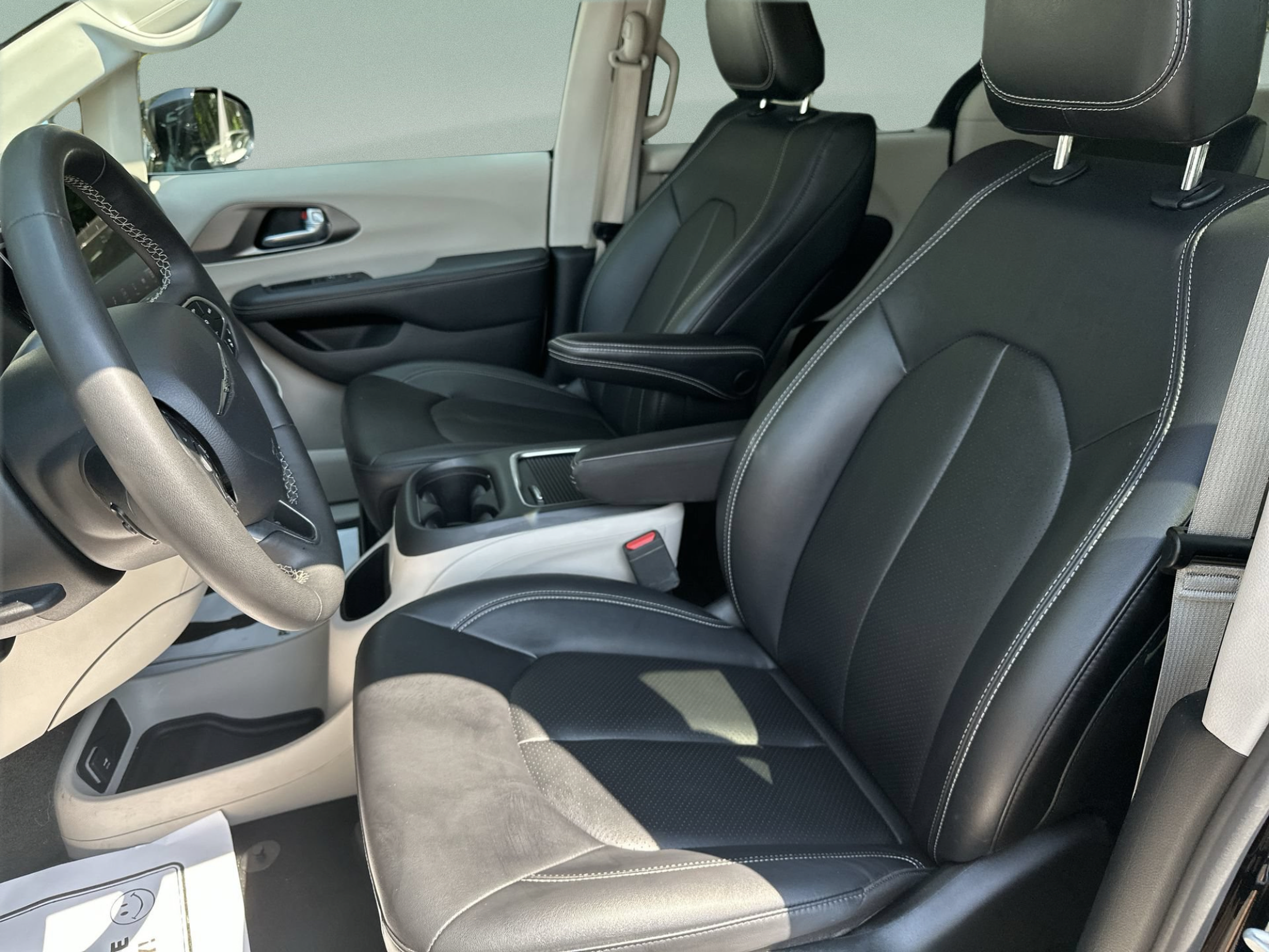 Used 2024 Chrysler Pacifica Touring-L FWD image 13