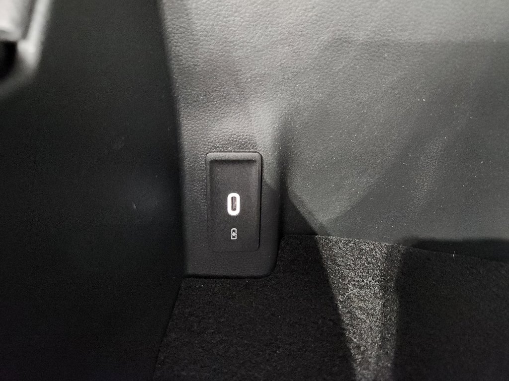 Certified 2025 Volkswagen Atlas Cross Sport SE FWD image 25