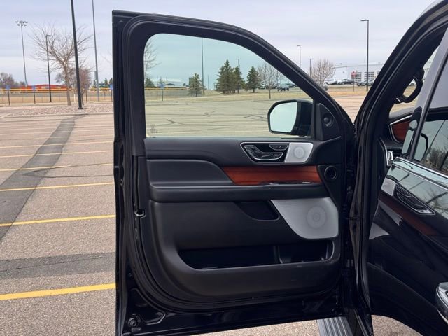 Used 2019 Lincoln Navigator L Reserve AWD/4WD image 4