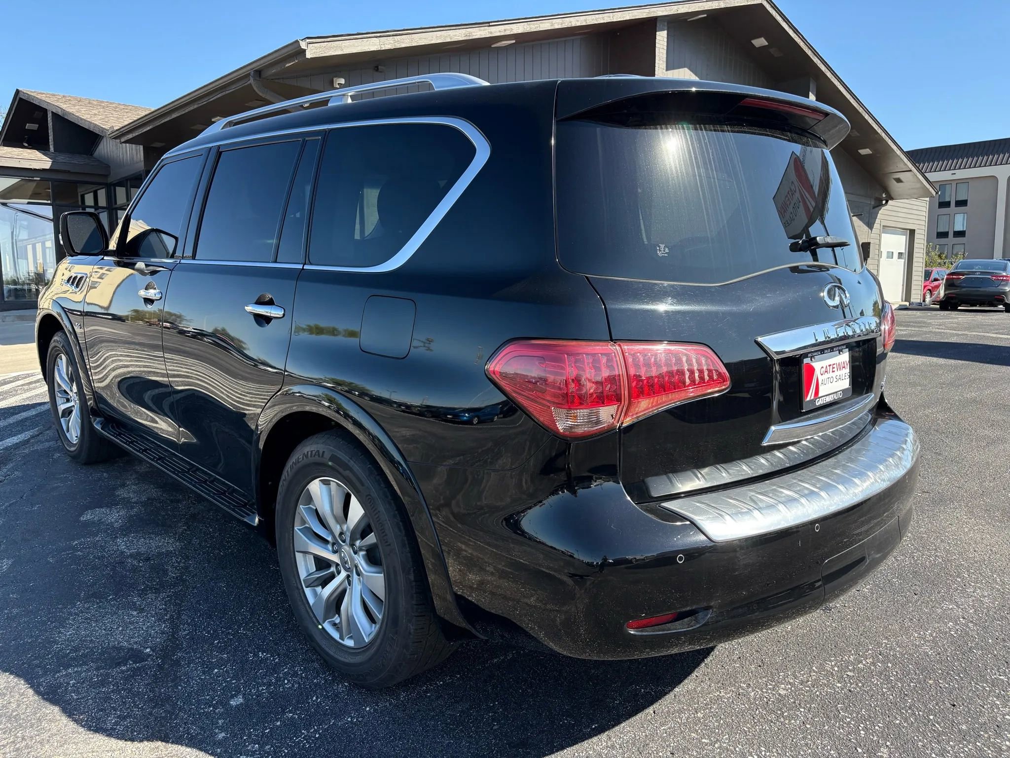 Used 2017 INFINITI QX80 4WD image 3
