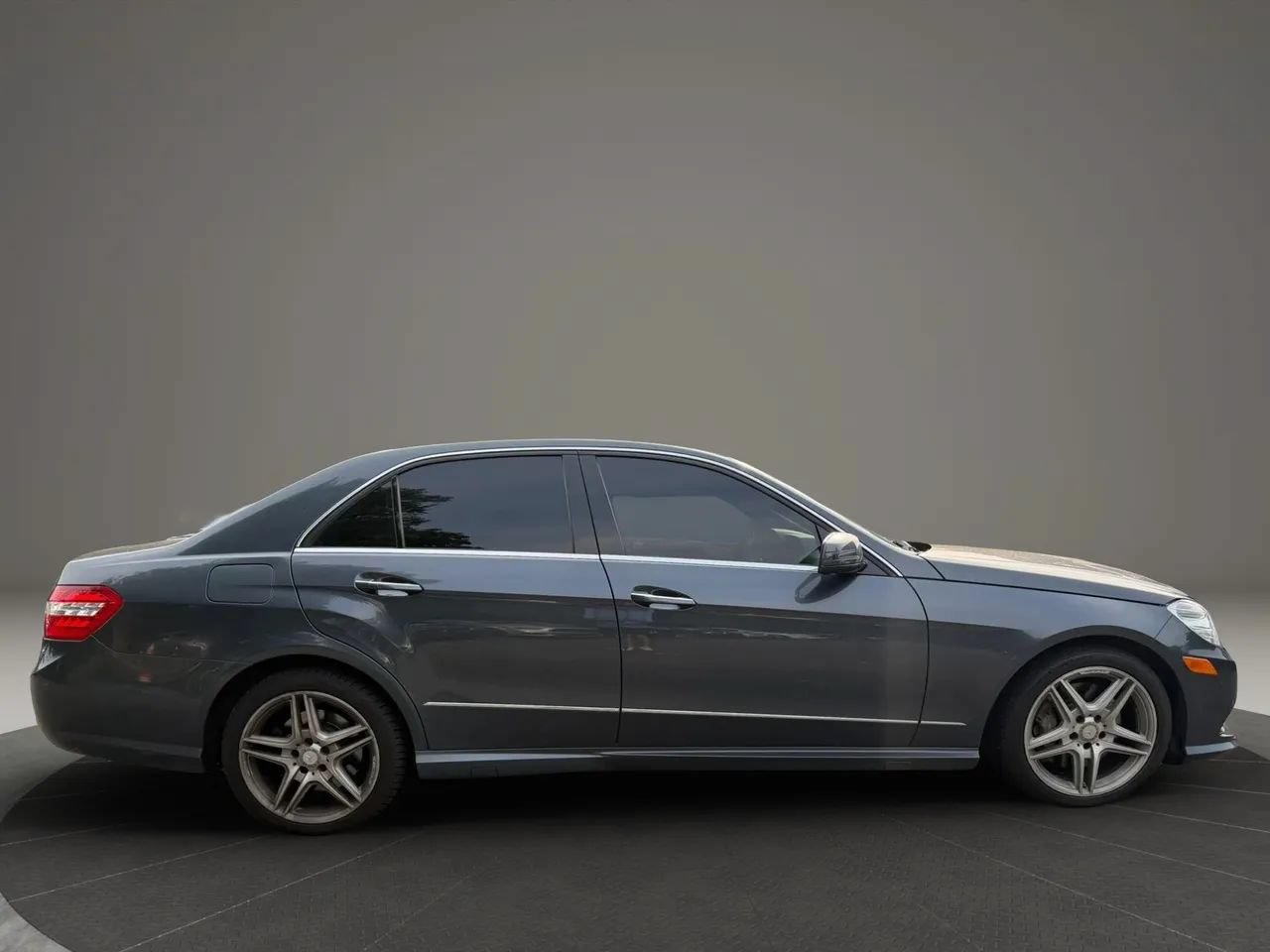 Used 2011 Mercedes-Benz E 550 4MATIC Sedan image 4