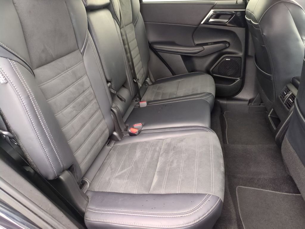 Used 2025 Mitsubishi Outlander SE FWD image 24