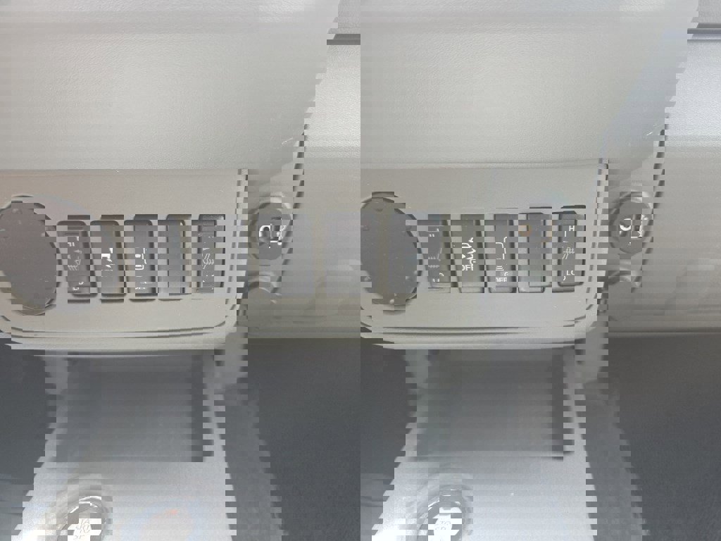 Used 2020 Nissan Frontier SV w/ Midnight Edition Floor Mats image 25