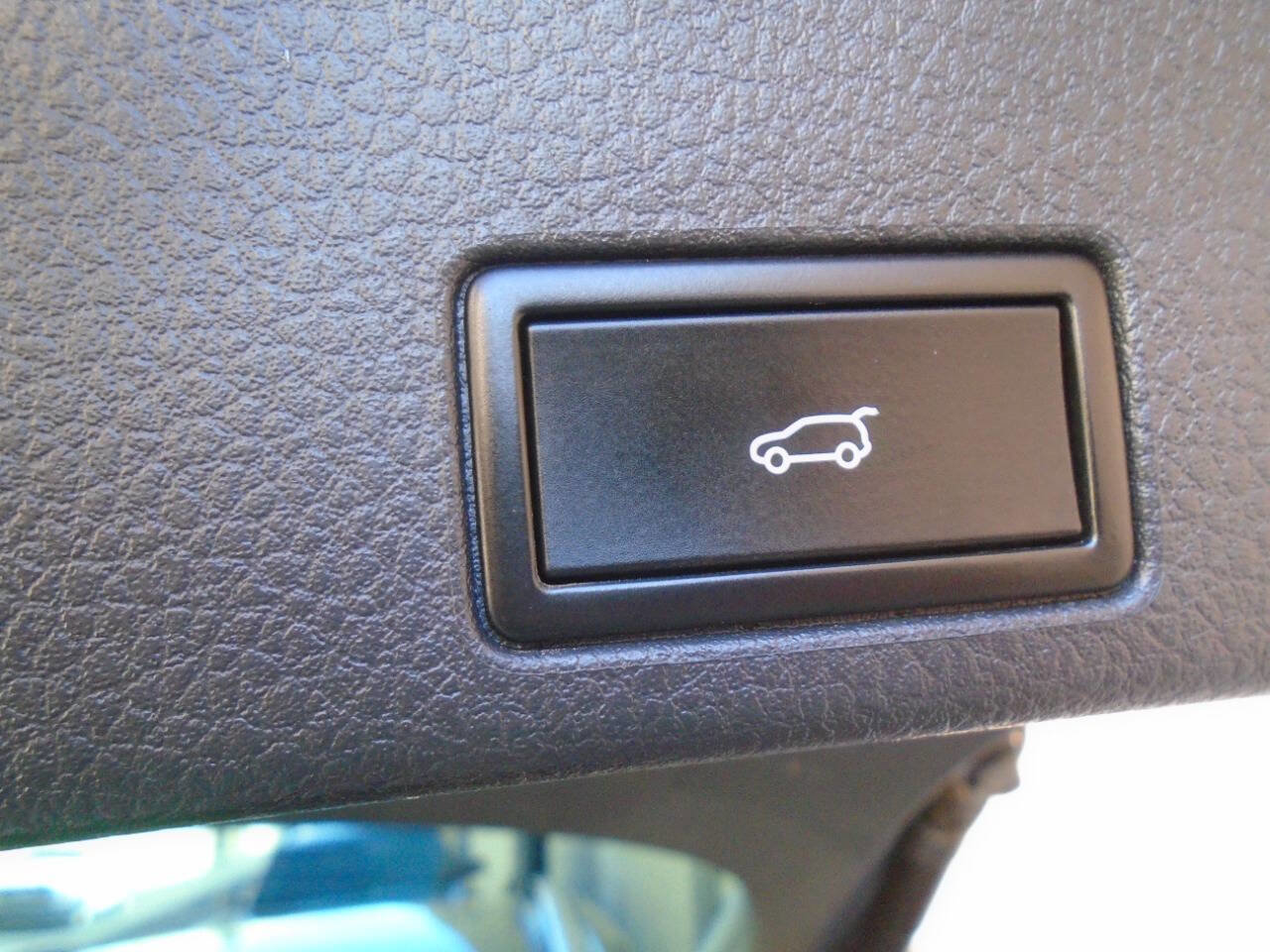 Used 2016 Volkswagen Touareg TDI image 30