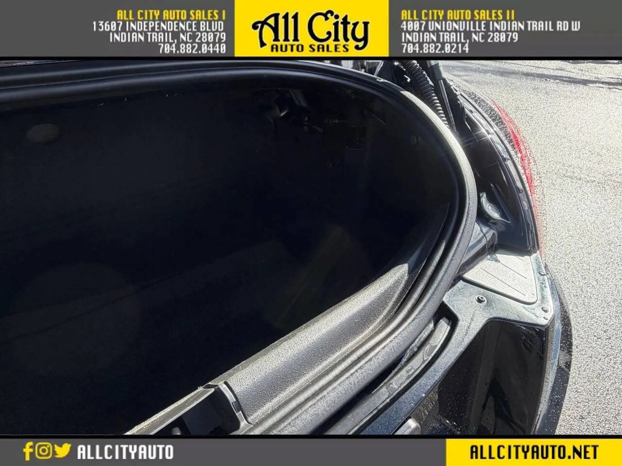 Used 2005 Chrysler Crossfire Limited image 29