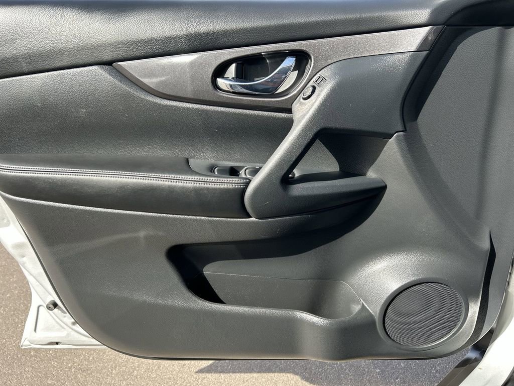 Used 2020 Nissan Rogue SV FWD image 21