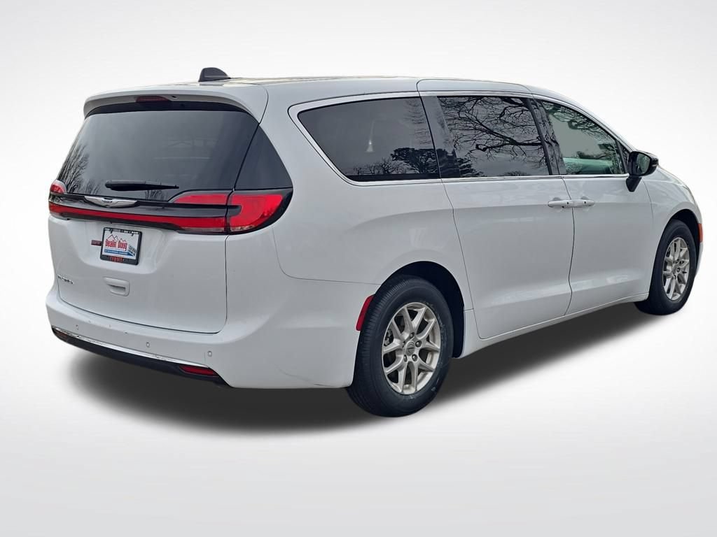 Used 2024 Chrysler Pacifica Touring-L FWD image 5