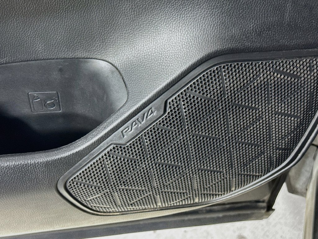 Used 2020 Toyota RAV4 XLE w/ Convenience Package FWD image 22