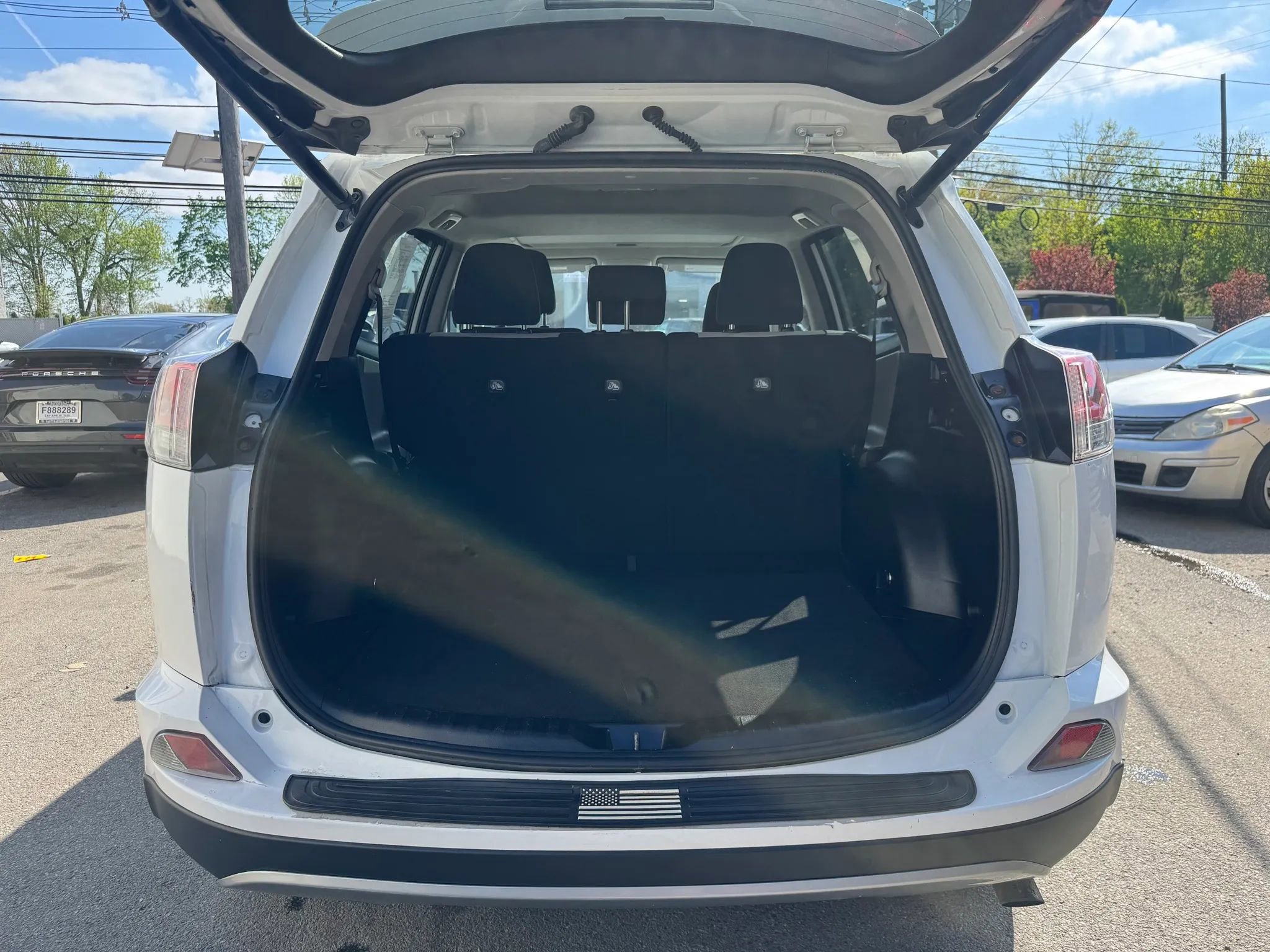 Used 2018 Toyota RAV4 XLE AWD/4WD image 25