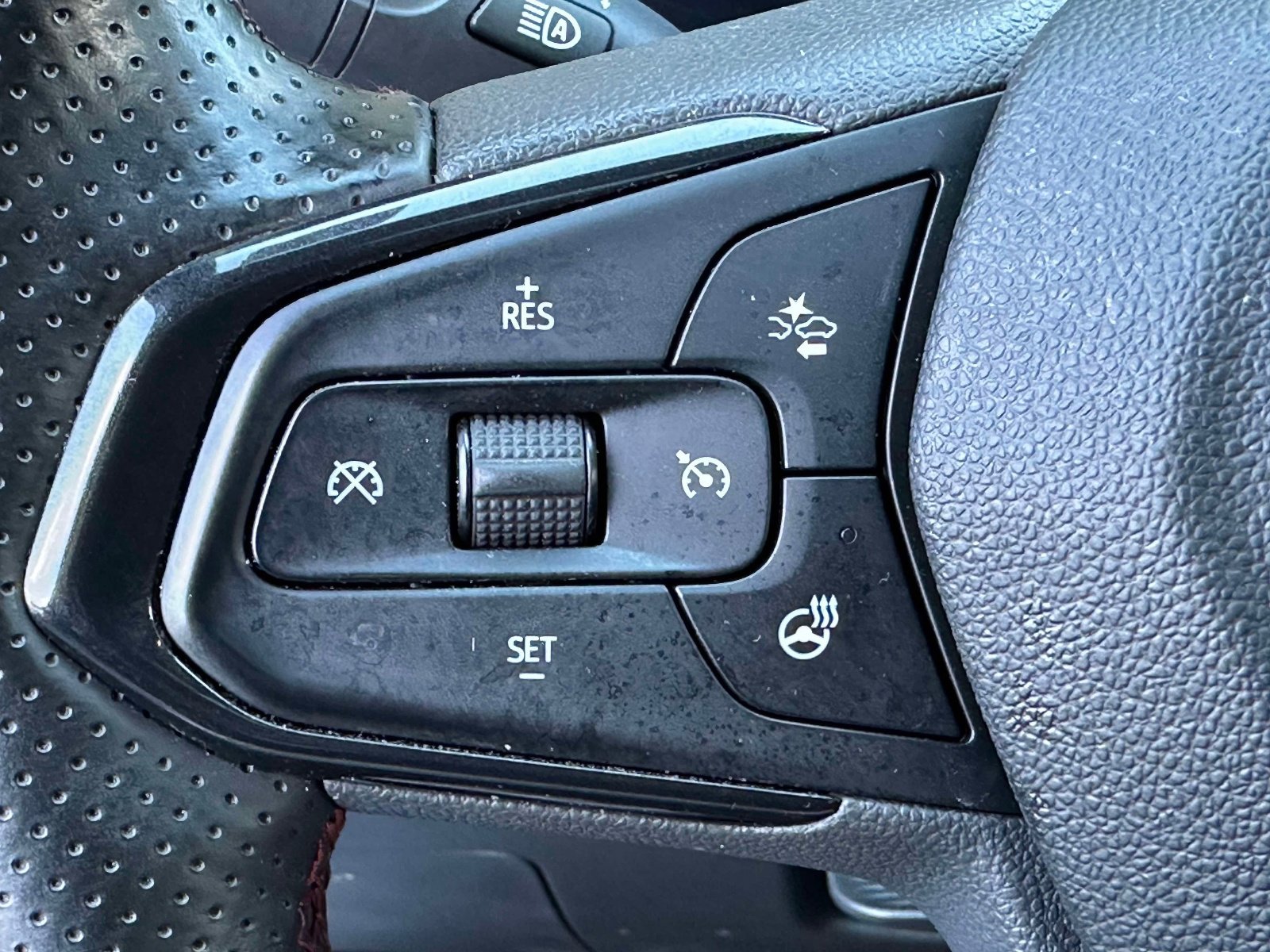 Certified 2024 Chevrolet Trax RS w/ Sunroof Package image 20