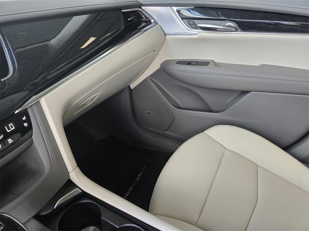 Used 2025 Cadillac XT6 Premium Luxury image 32