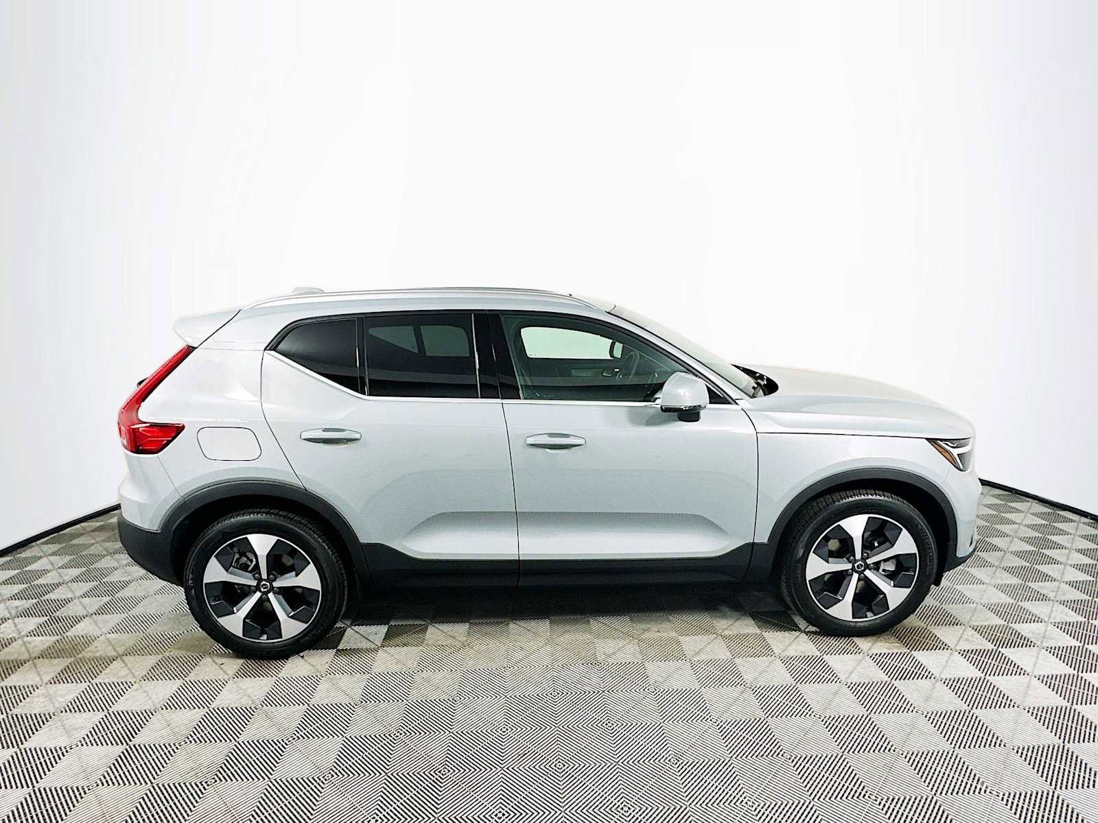 Used 2025 Volvo XC40 B5 Core w/ Climate Package image 8