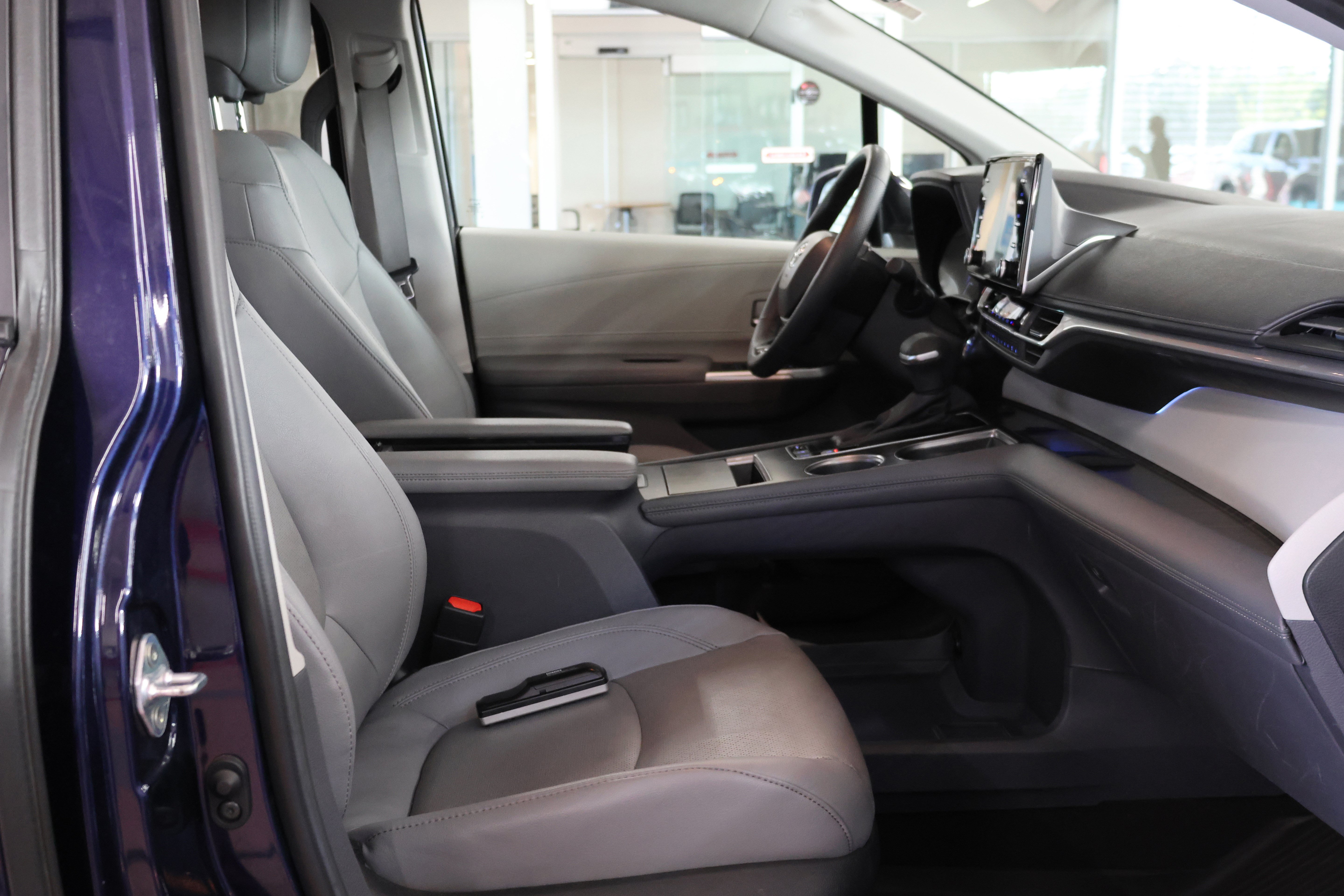 Certified 2023 Toyota Sienna Limited AWD/4WD image 39