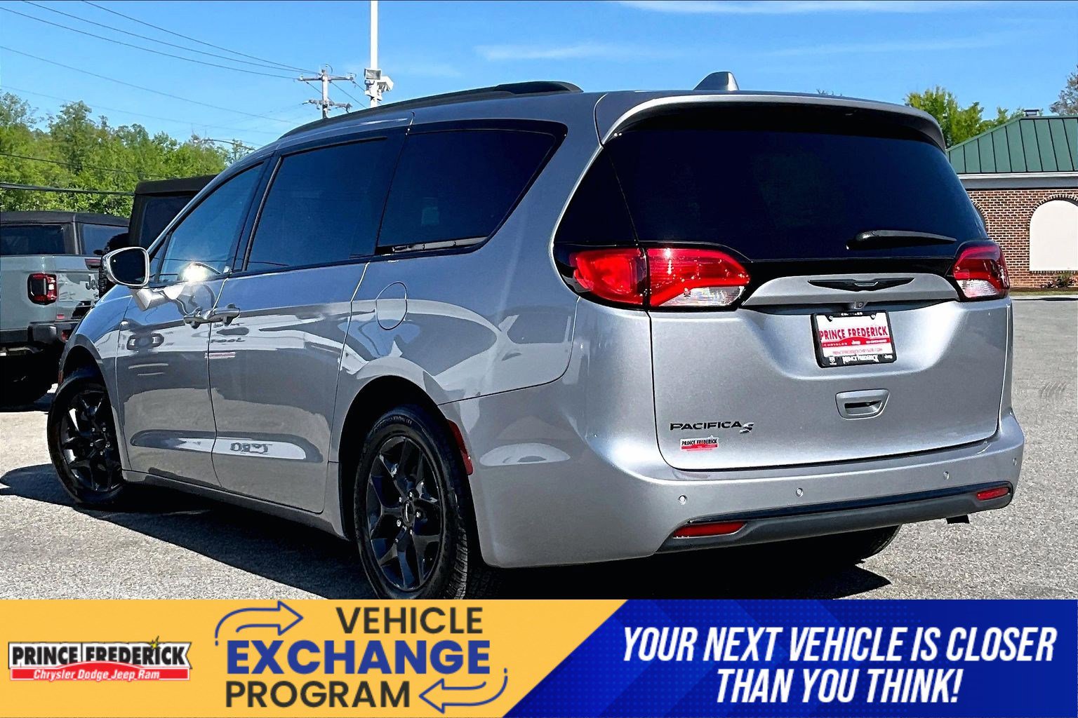 Used 2018 Chrysler Pacifica Touring-L w/ Premium Audio Group FWD image 9