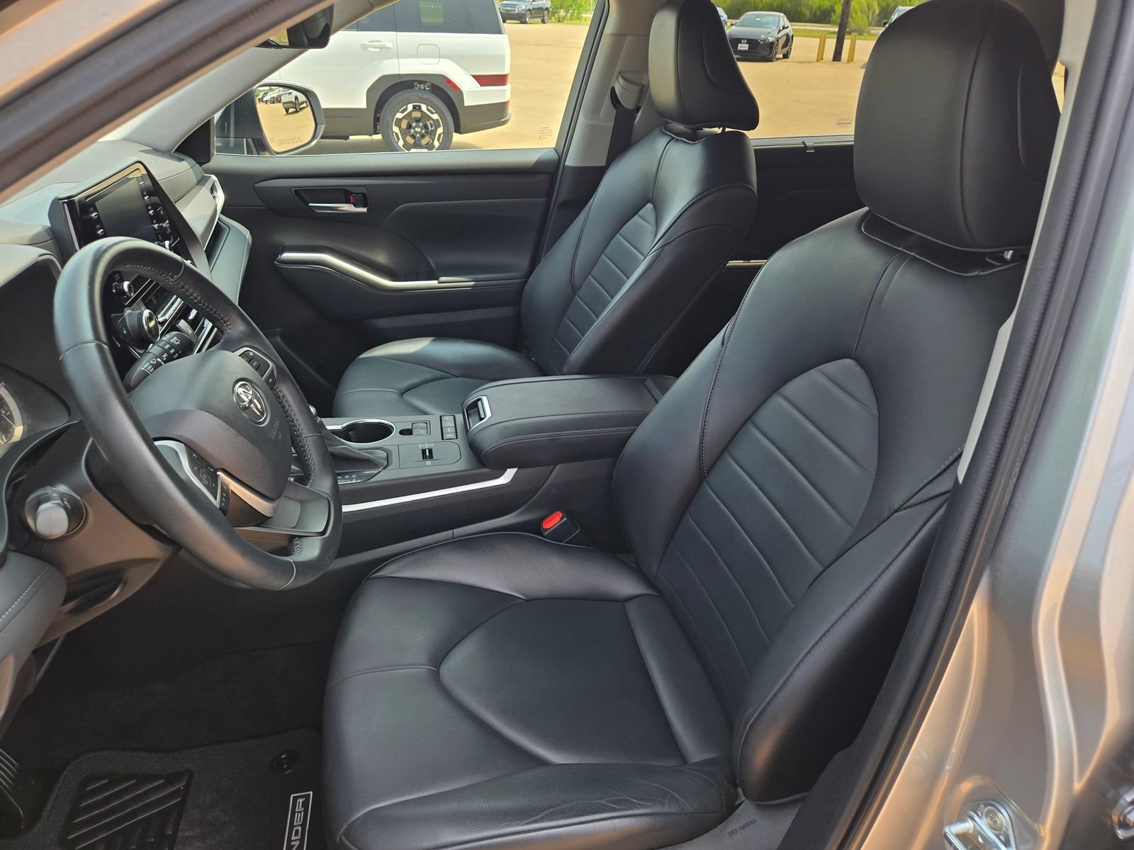 Used 2022 Toyota Highlander XLE FWD image 24
