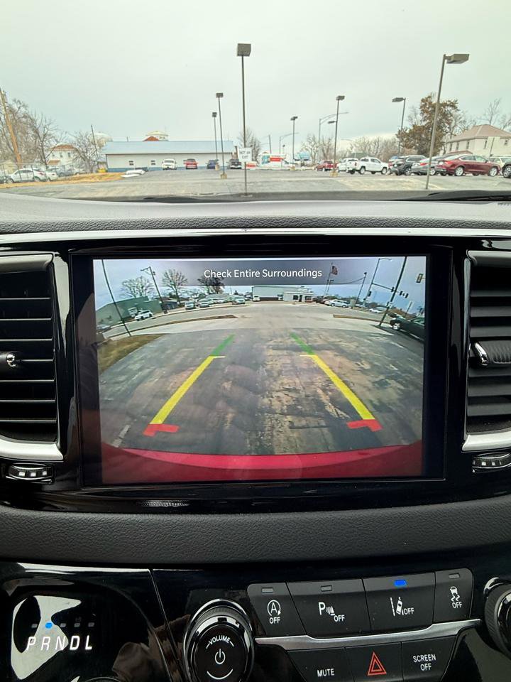 Used 2025 Chrysler Pacifica Select image 19